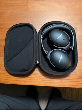 Bose Quiet Comfort 45 Headphones in Black with Carry Case